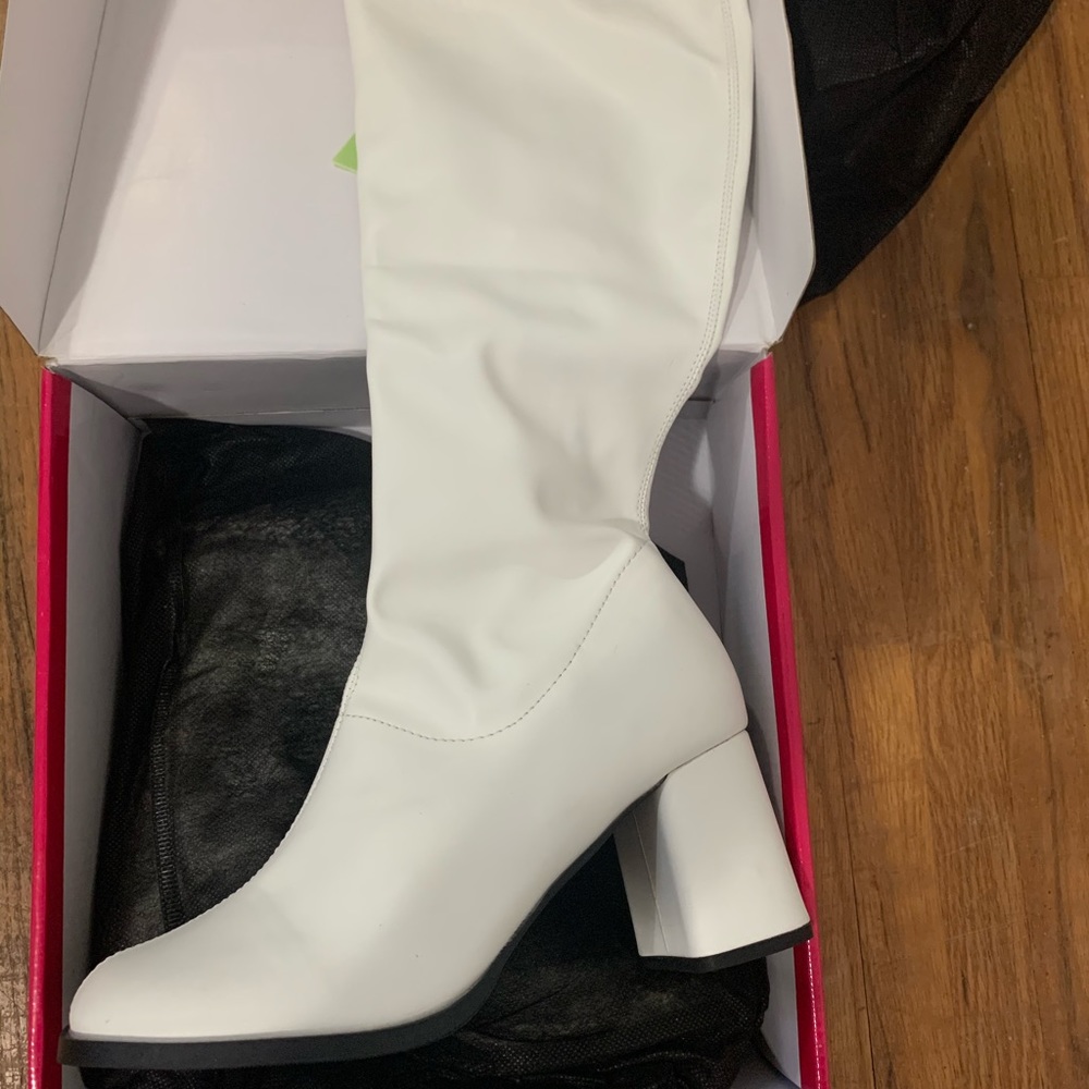 White boots size 8